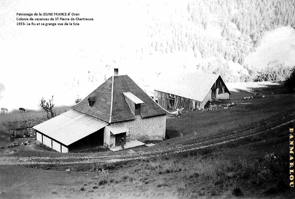 COLO JEUNE FRANCE 1953 le Ru et sa grange vue de la Scia.jpg